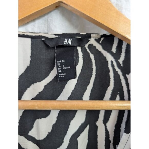 H&M Women Sz 2 Zebra Print short Satin Dress Black White Full Zip cap sleeve D7 - Picture 2 of 8